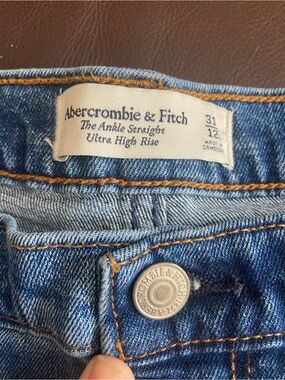 Women’s Abercrombie jeans - 31/12